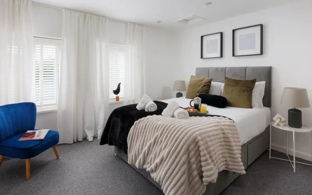 Modern 3 Bed Apartment - Parking