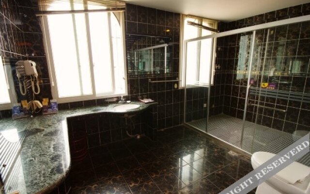 Yueliang Bandao Business Hotel