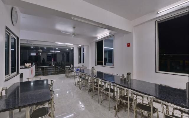 OYO 4727 Hotel Sangam Pacific