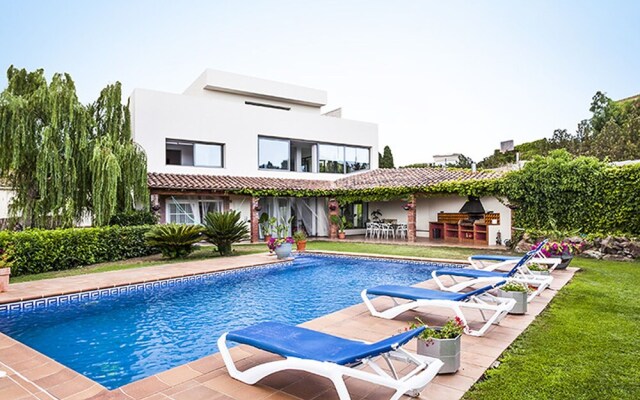 Captivating Holiday Home in Garriguella With Private Pool