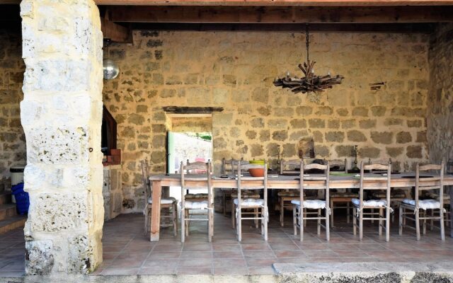 Authentic Castle in Bon-Encontre with Open Kitchen