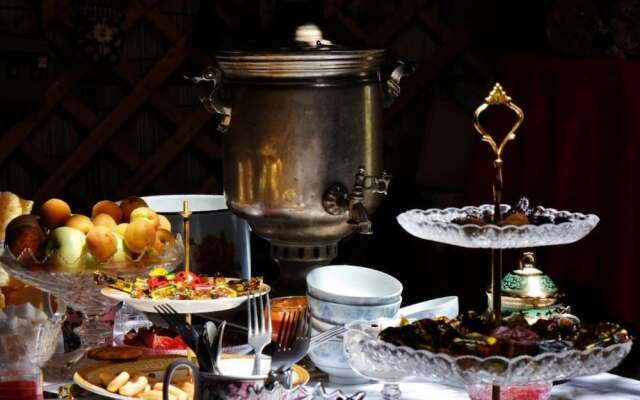 Юртовый лагерь Azamat на озере Сонкёль