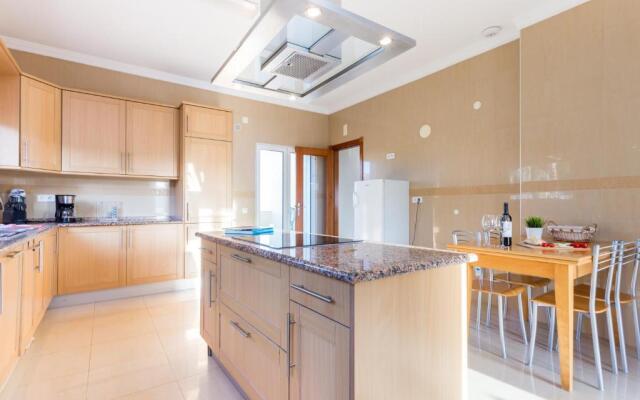 CoolHouses Algarve Luz, 5 bed villa & pool, Casa N