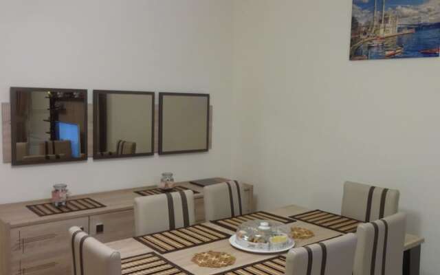 Luxerious Three Bedroom Apartment