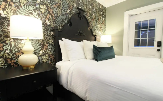 The Aurora Inn & Cottages