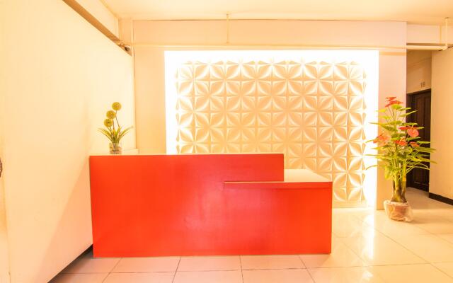 OYO 578 Red Velvet Suites Vaccinated Staff