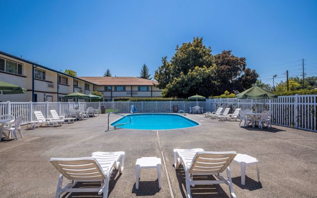 Quality Inn & Suites Medford Airport