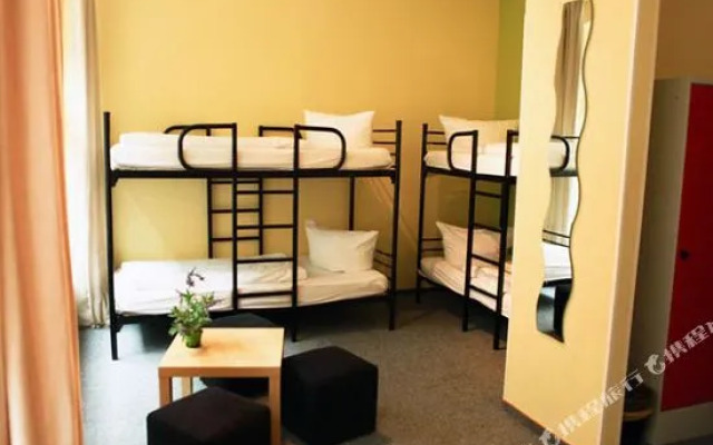 Singer109 Hostel