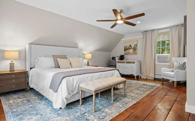 The Aurora Inn & Cottages