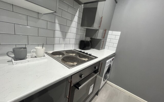 Private Luxury Apartment - Free Parking & Wi-fi