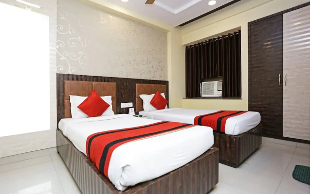 OYO 9818 Hotel Diamond Plaza