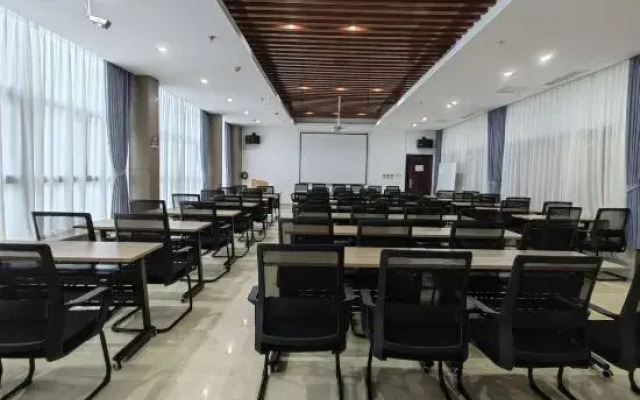 Super 8 Hotel (Hefei 1912 Xinhua International Plaza)