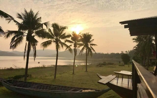 Kaengkrachan Boathouse Paradise Resort