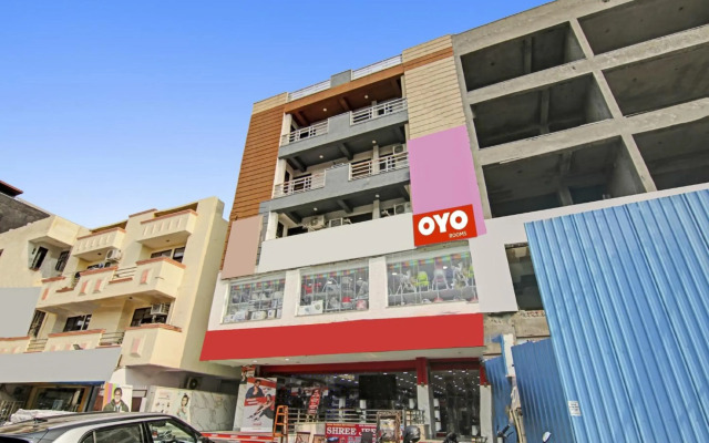 OYO Flagship 70281 Hotel Rishabh Inn