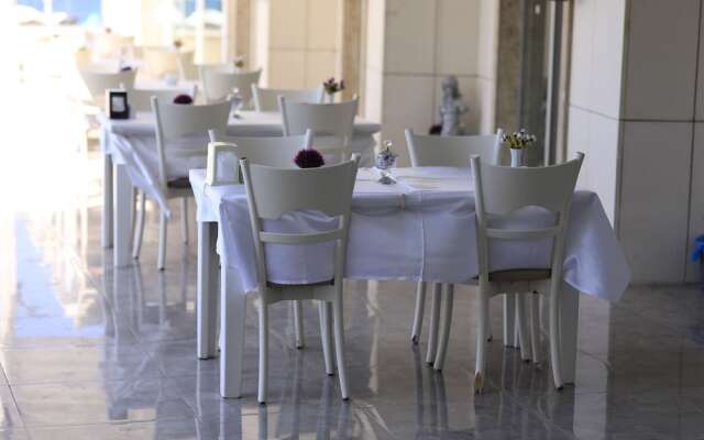 Club Rose Bay Hotel