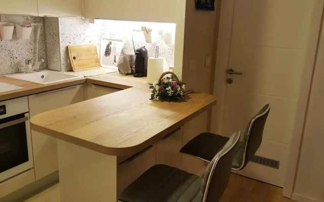 New elegant apartment with free parking and wifi