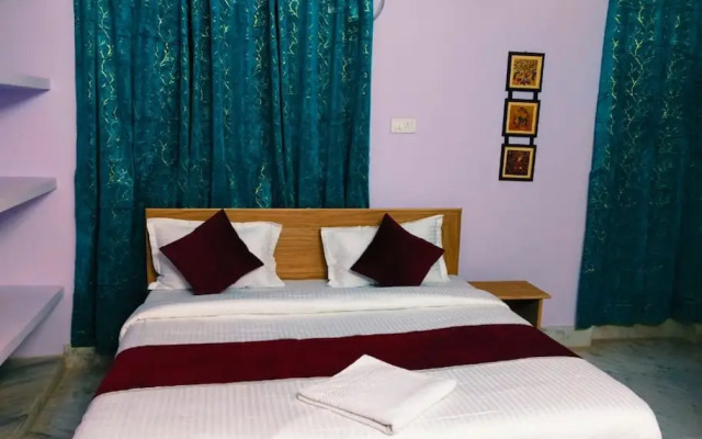 Goroomgo Rail View Guest House Puri