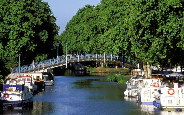 Attached House With Terrace or Loggia Located in Languedoc