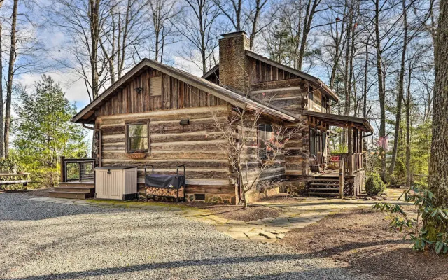 Cabin Near Boone w/ Hot Tub & Mountain Views
