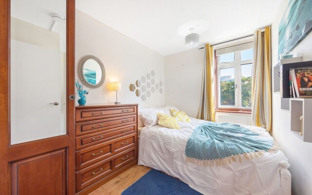 Canton Street - Deluxe Guest Room 4
