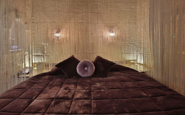Romance Cave Suites
