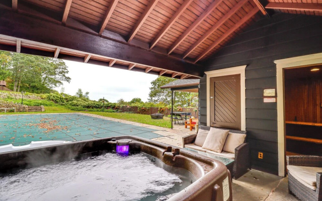 Hot Tub & Mtn Views: Expansive Hazleton Retreat