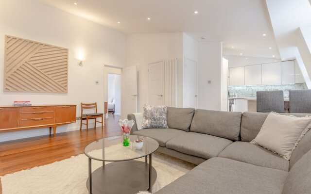 Well-Appointed 2 Bedroom East London Flat
