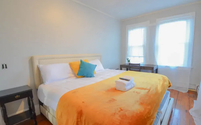 Lovely 3-Bedroom Apt with free parking