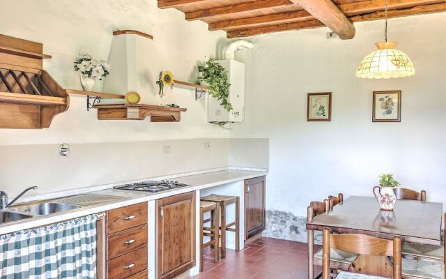 Attractive Farmhouse in Tuscany With Swimming Pool