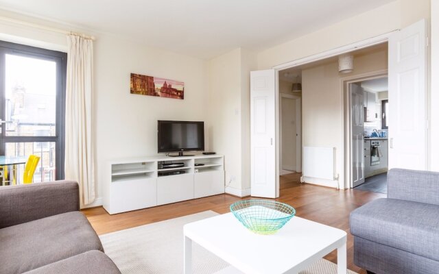 Central Flat in Londons Battersea Sleeps 6