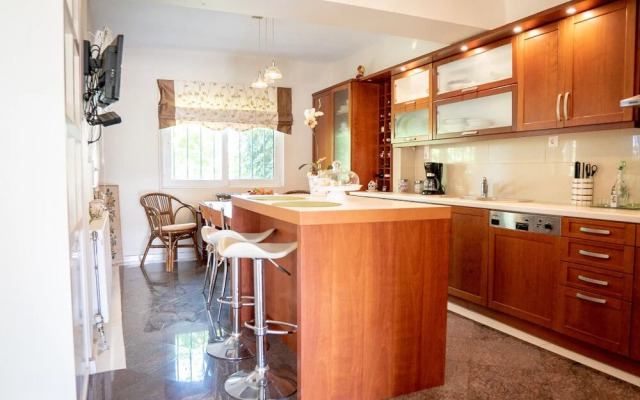 Gorgeous House in Vari