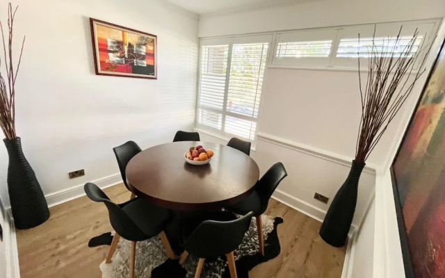 Newly Refurbished 3 bed Flat , Free Parking