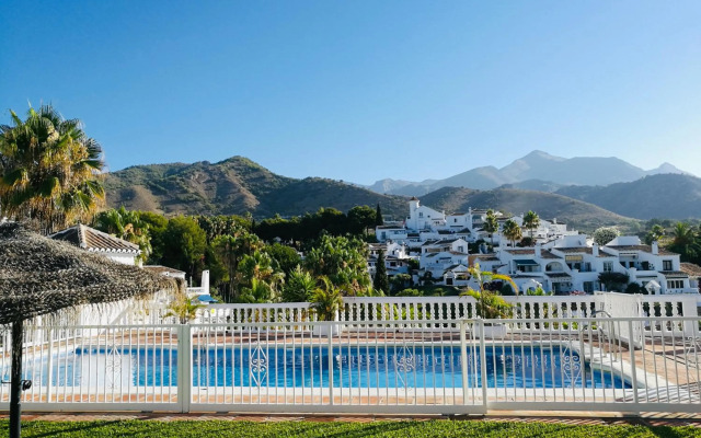 Casa con terraza y hermoso jardín comunal