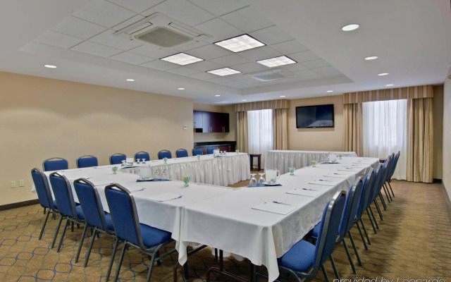 Holiday Inn Express and Suites Kincardine