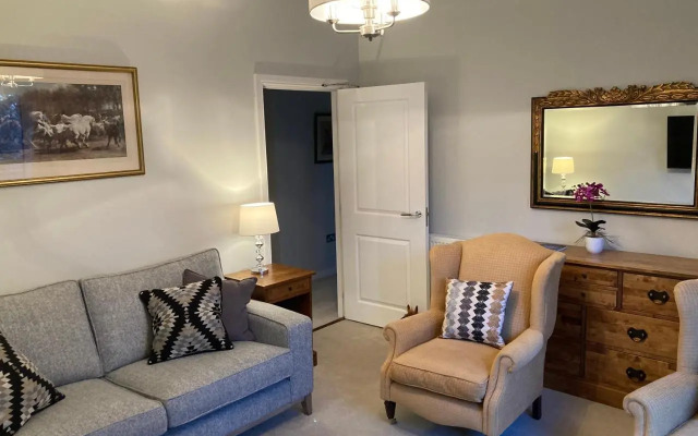 Hedgefield House - Serene Top Floor Flat