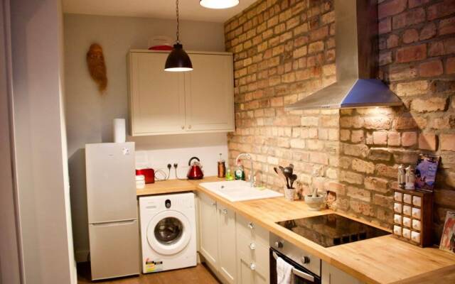 1 Bedroom Flat Overlooking Water of Leith Sleeps 2