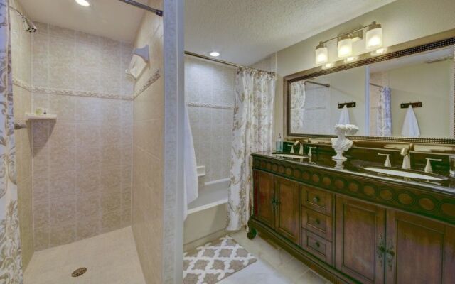 Royal Mansions Resort