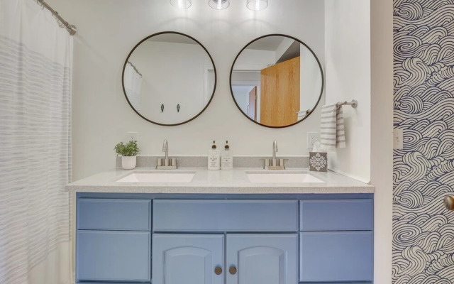 Patio & Lake Views: Family-friendly Canton Retreat