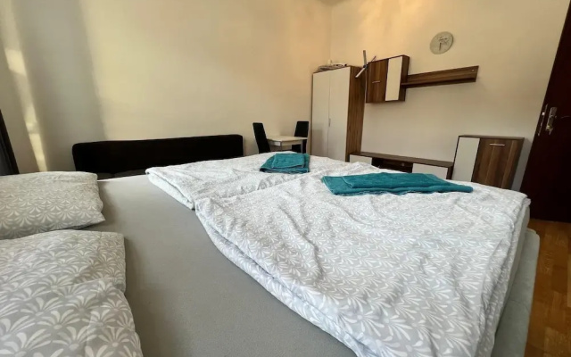 EasyStay 3BR shared Apt. Near Meidling