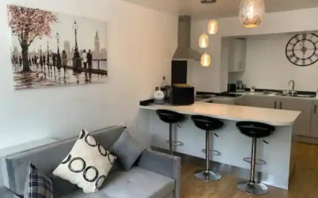 Immaculate 2-bed Apartment in Leigh