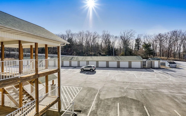 Lakefront Camdenton Condo: Grill & Community Pool