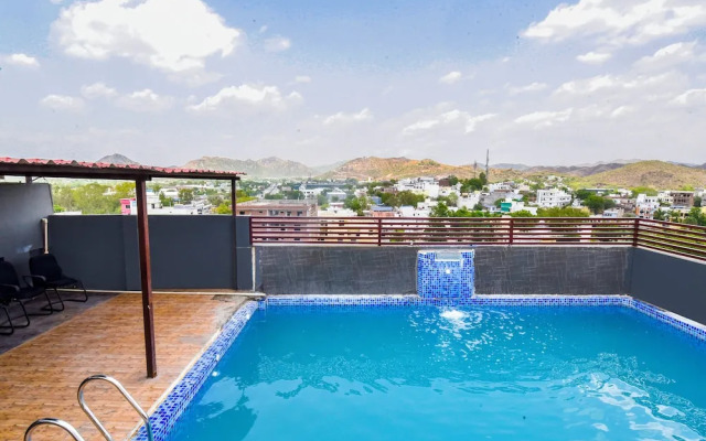 Fabhotel Prime The Royal Galaxy