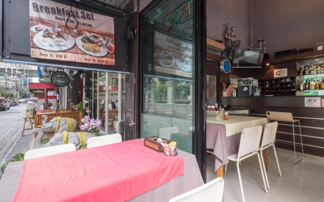 Cozy at Ten Hotel Bangkok