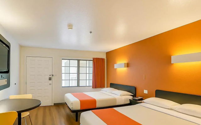 Motel 6 Carlsbad, CA Beach