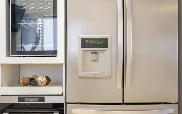 Gugel Waves Seaview 4BR Family Aparts