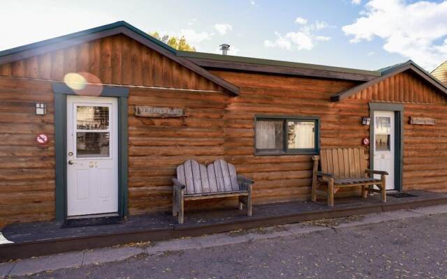 Twin Pines Lodge & Cabins