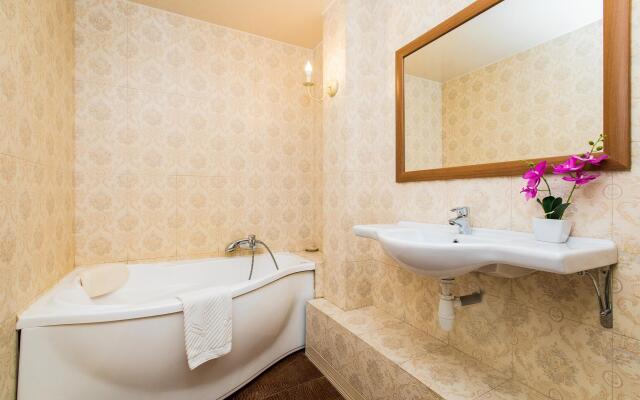 HomeHotel (HomeHotel) on Akimova street 22B
