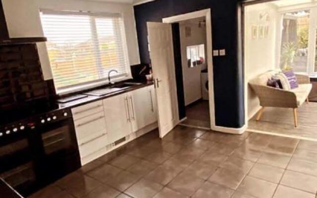 Sunnyside - Large Seaside Home with views and Hot Tub