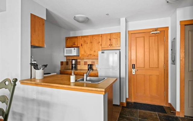 TOP FLOOR in Panorama Resort | TRUE Ski In/Out | Indoor Access to Pool & HotTubs