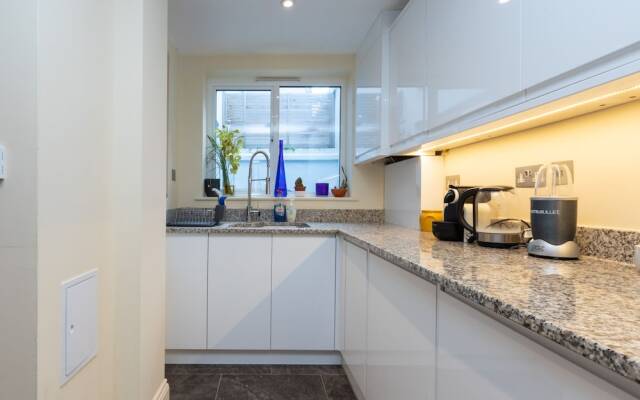 Modern and Bright 3 Bedroom House in Paddington